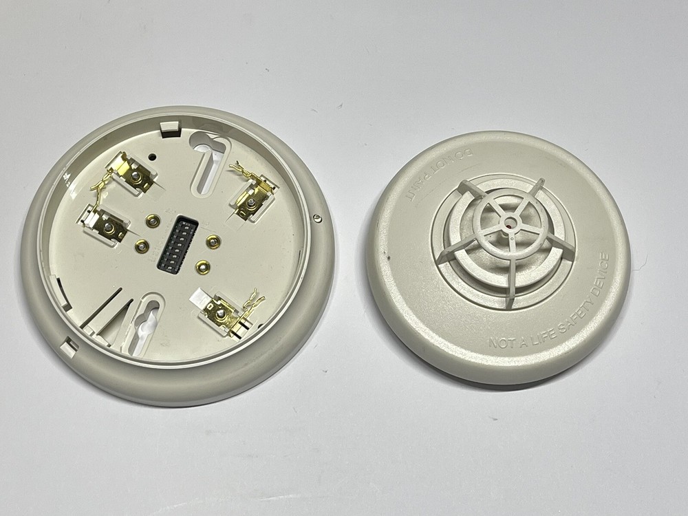 Simplex 4098-9793EA IDNet Isolator Base With 4098-9733EA Heat Detector