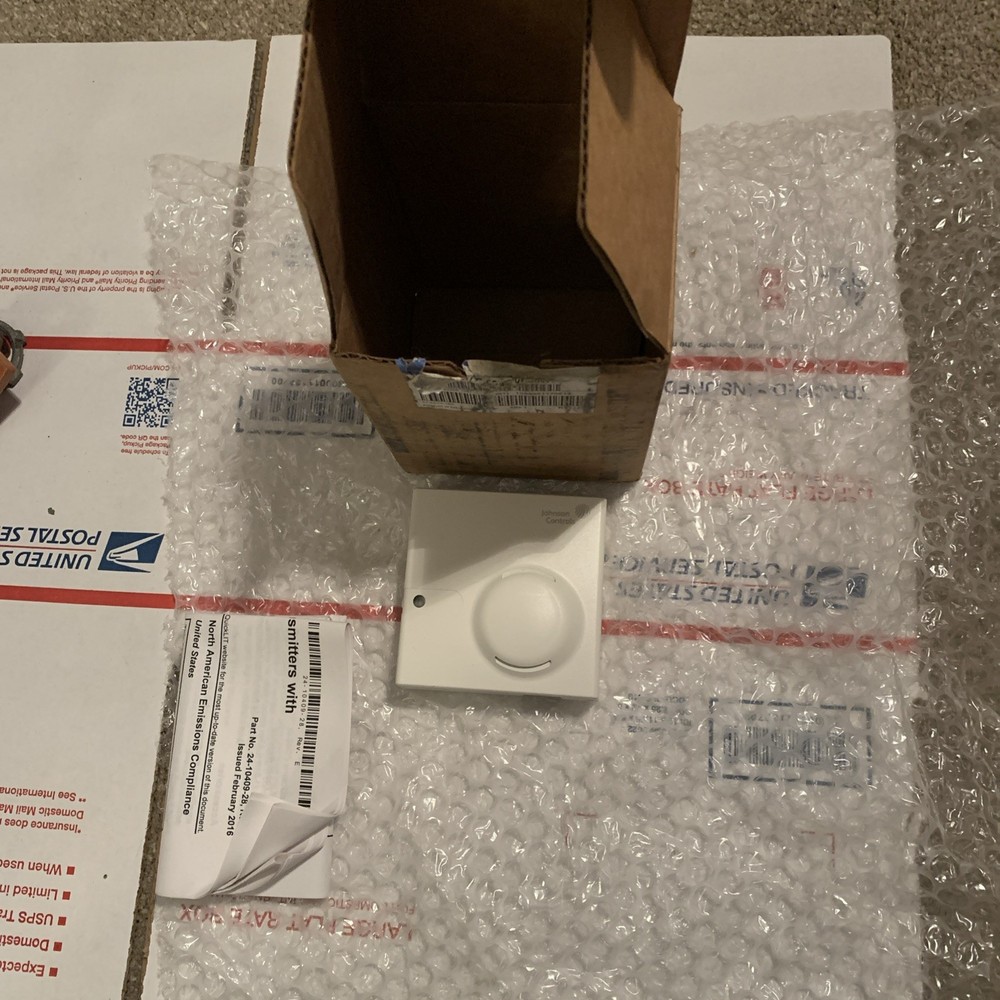 Johnson Controls HE-68N3-0N00WS Wall Mount Temperature Sensor ( NOS )