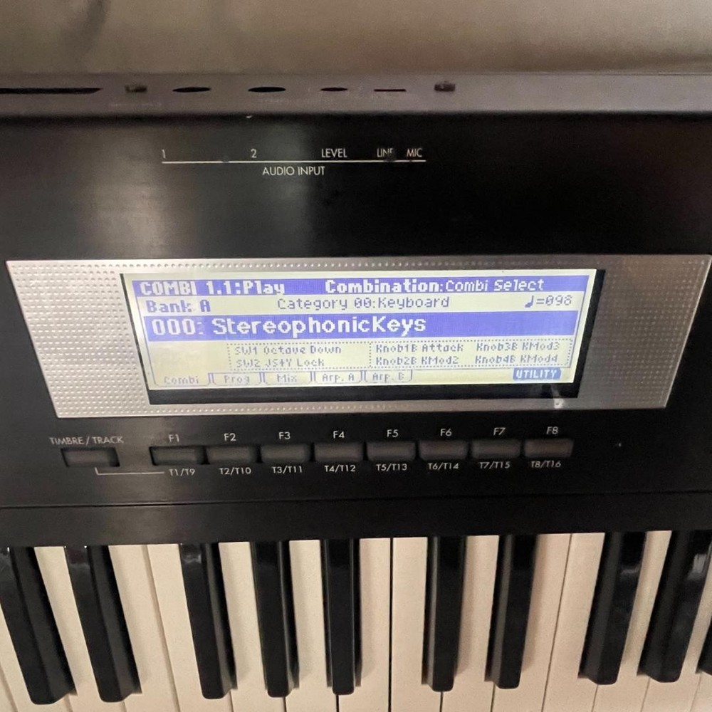 KORG TR76 Synthesizer