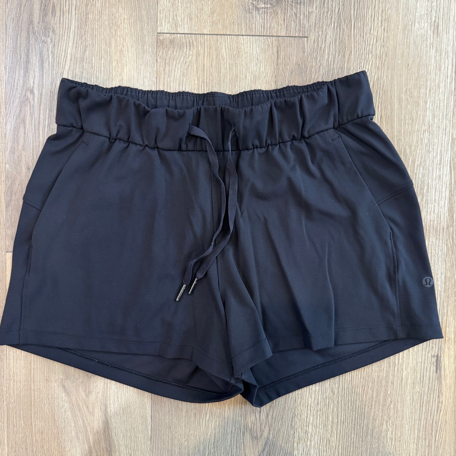 Lululemon On the Fly Short 2.5 Black Luxtreme Size 6 Athletic Shorts EUC LW7AIS