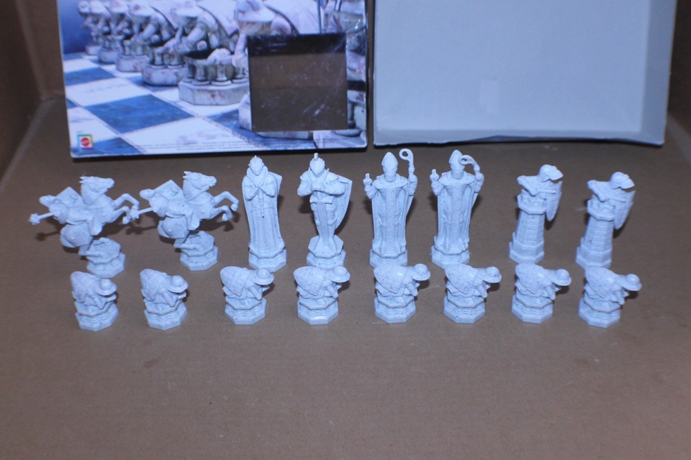 USED / COMPLETE / Harry Potter Wizard Chess Set 2002 Mattel