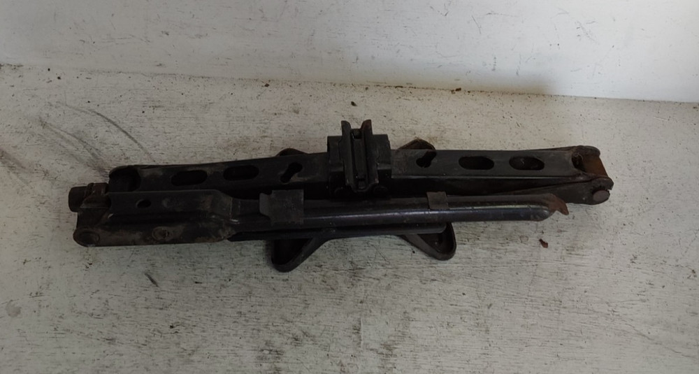 2002 BUICK RENDEZVOUS JACK (P4960)
