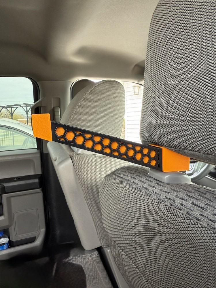 Headrest bow hanger with rubber insert