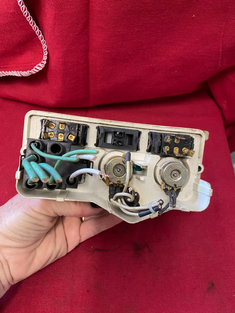 BERGSTROM TEMPERATURE CONTROL SWITCH,OEM, MISSING KNOBS , KENWORTH F21-1005-1