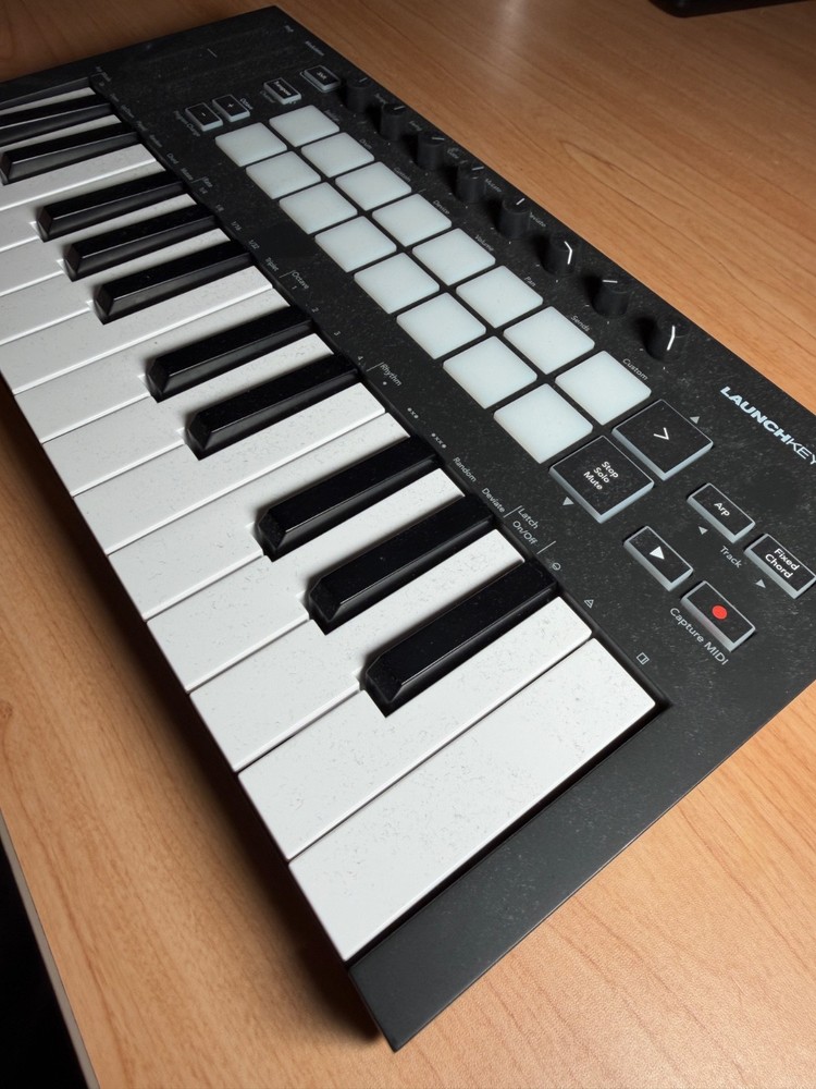 Novation Launchkey Mini Mk3 25 Mini-key Midi Keyboard Controller
