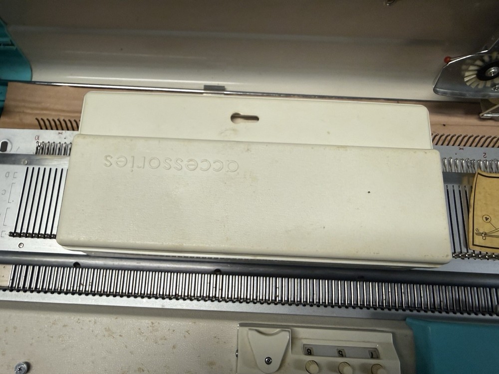 Singer/Silver Studio Sk-313 Knitting Machine And Accessories Untested