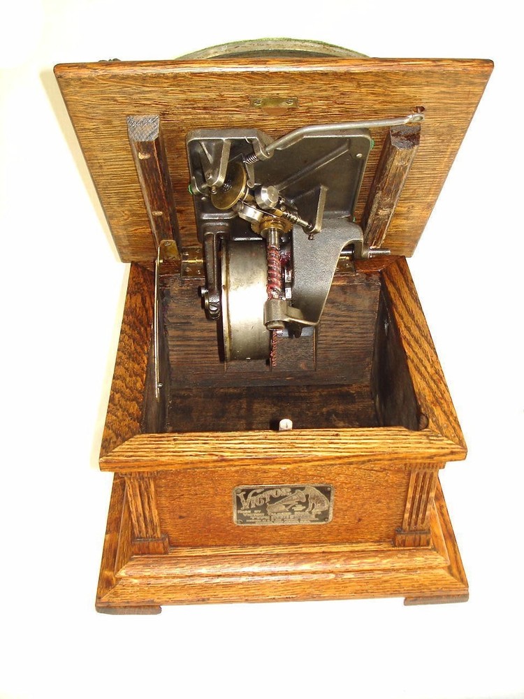 Victor II Humpback Phonograph