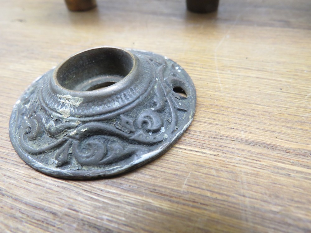3 OLDDOOR KNOBS & ESCUTCHEON