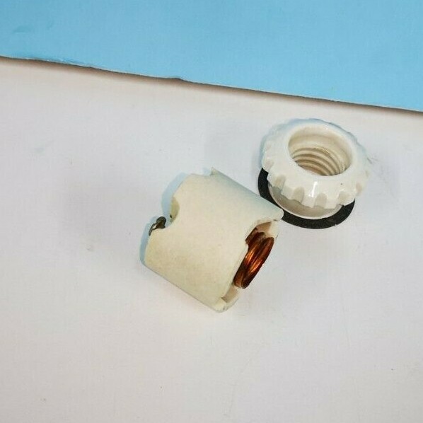 INTERMEDIATE 2-Piece Ring-Type PORCELAIN LAMPHOLDER Screw Term SOCKET 2625