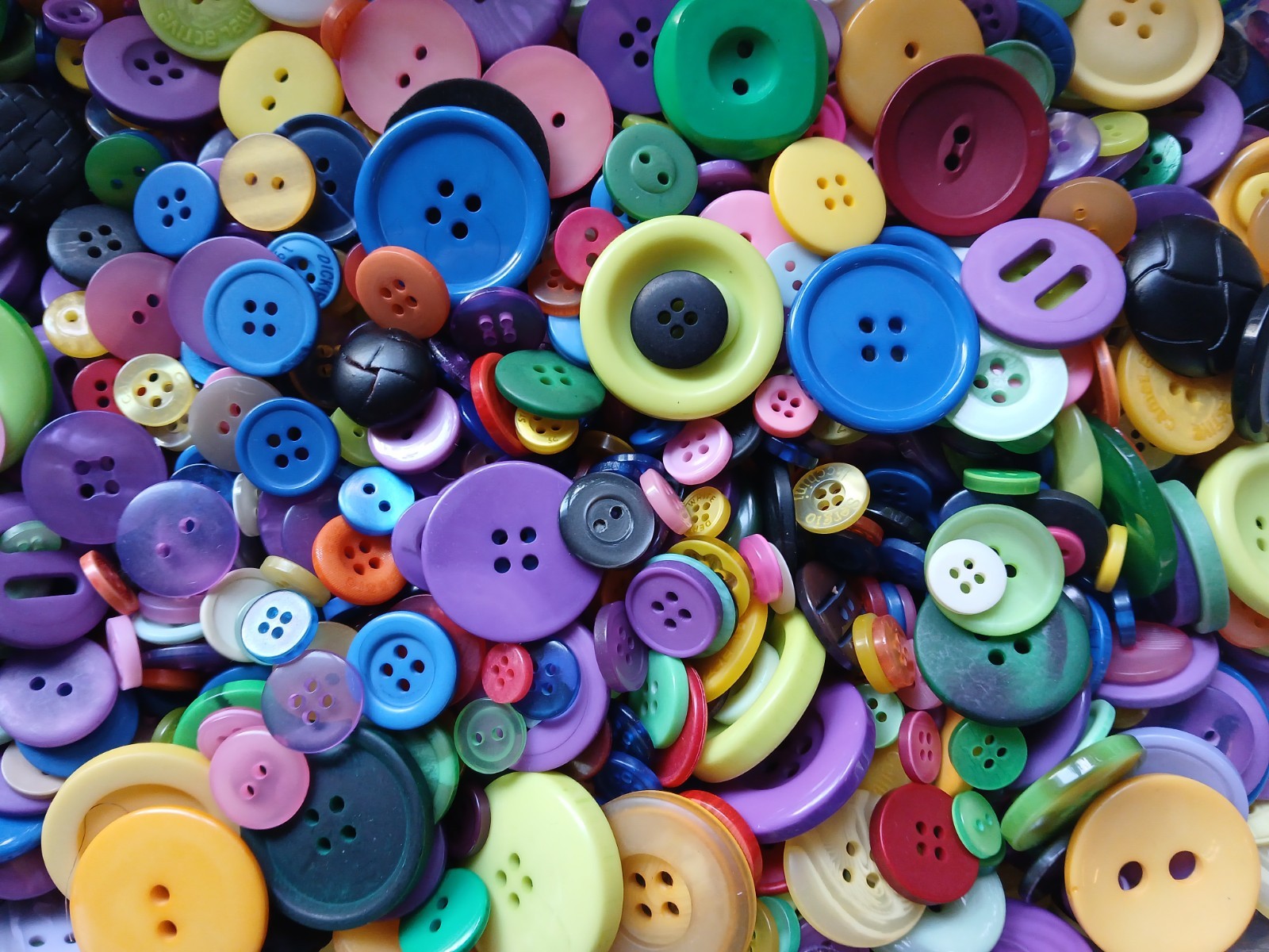 1000, 500, or 200 Sewing Buttons: Assorted Mix of New and Vintage