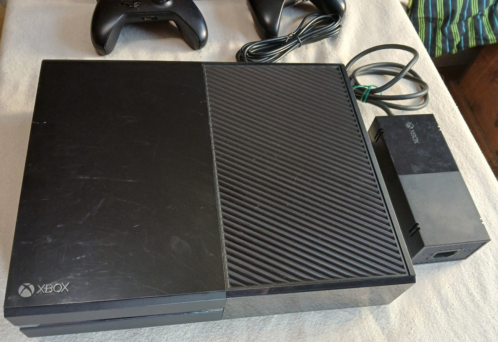 XBox One Console Model 1540 Bundle w/2 Controllers/Kinect Motion Sensor/4 games