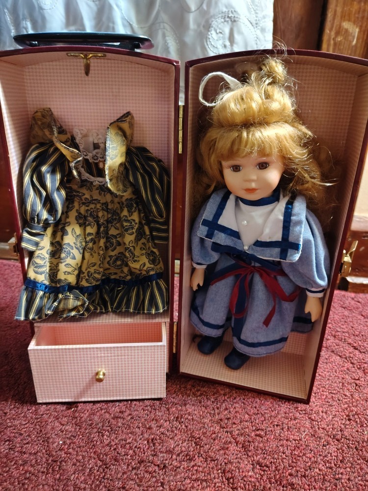 Haunted Doll: Shadow box doll