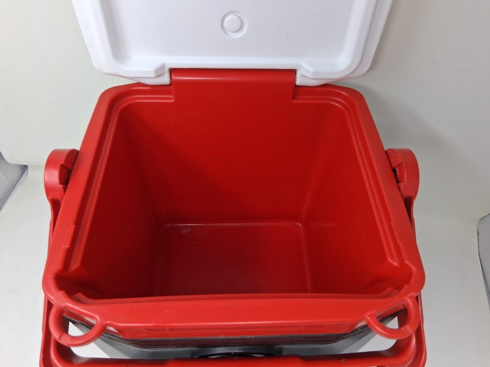 Igloo Quantum 12 cooler 18 Pack capacity Lockable USA. 12 Quart Red White Black
