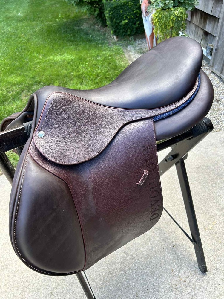 Devoucoux Biarritz S 18” Jump Saddle – Customized with bleu Swarovski