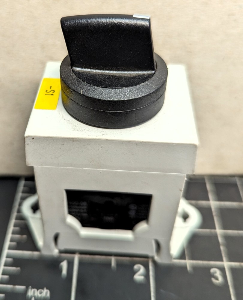 Siemens 22MM 3 Position Maintained Selector Switch Plastic Round NEW [B6B1]