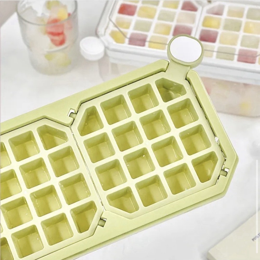 Plastic Ice Cube Tray / Storage Box / 32 Cubes W/ Scoop
