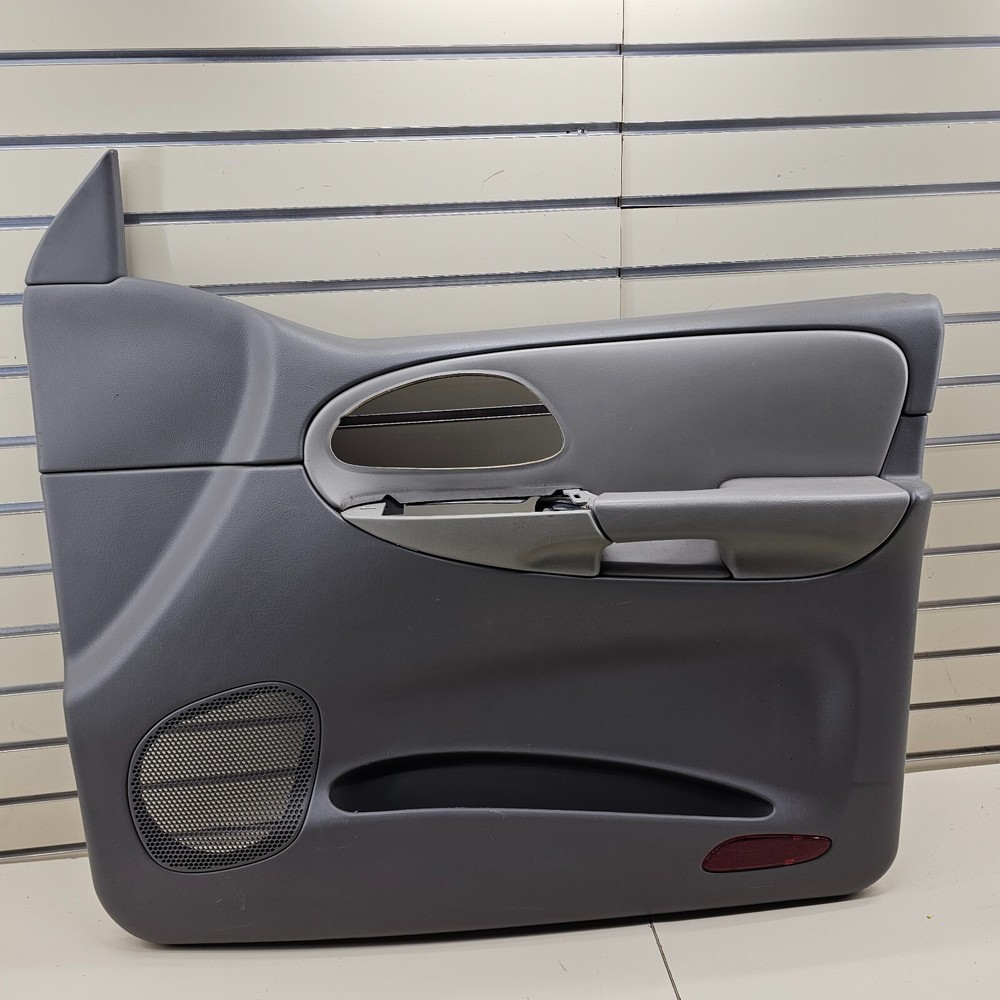 02-09 CHEVY TRAILBLAZER Door Panel  FrontRIGHT Passenger armrest GRAY -silver D8