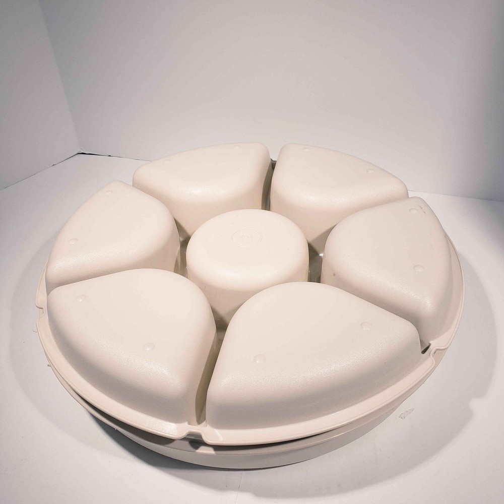 TUPPERWARE CREAM LARGE DIVIDED FRUIT/VEGGIE SERVING TRAY #1665 & # 1666 Beige