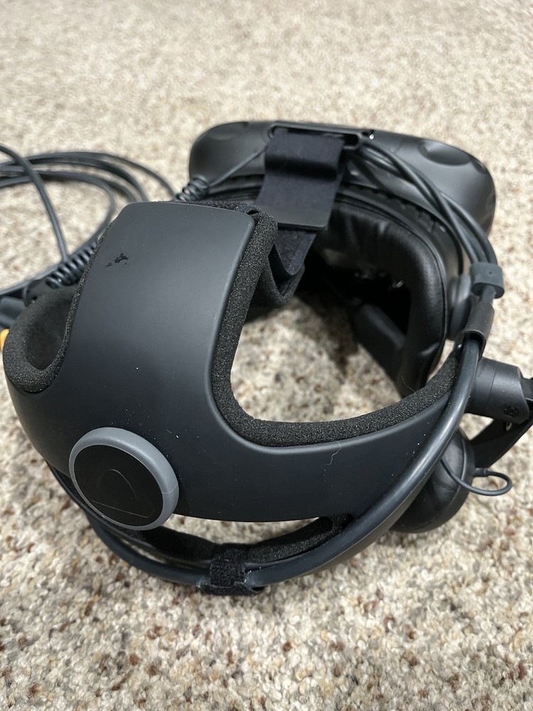 HTC Vive VR Headset + 2 Controllers + Hyperkin Hard Case - Good Condition!