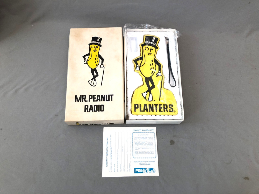 VINTAGE MR PEANUT TRANSISTOR RADIO WORKING