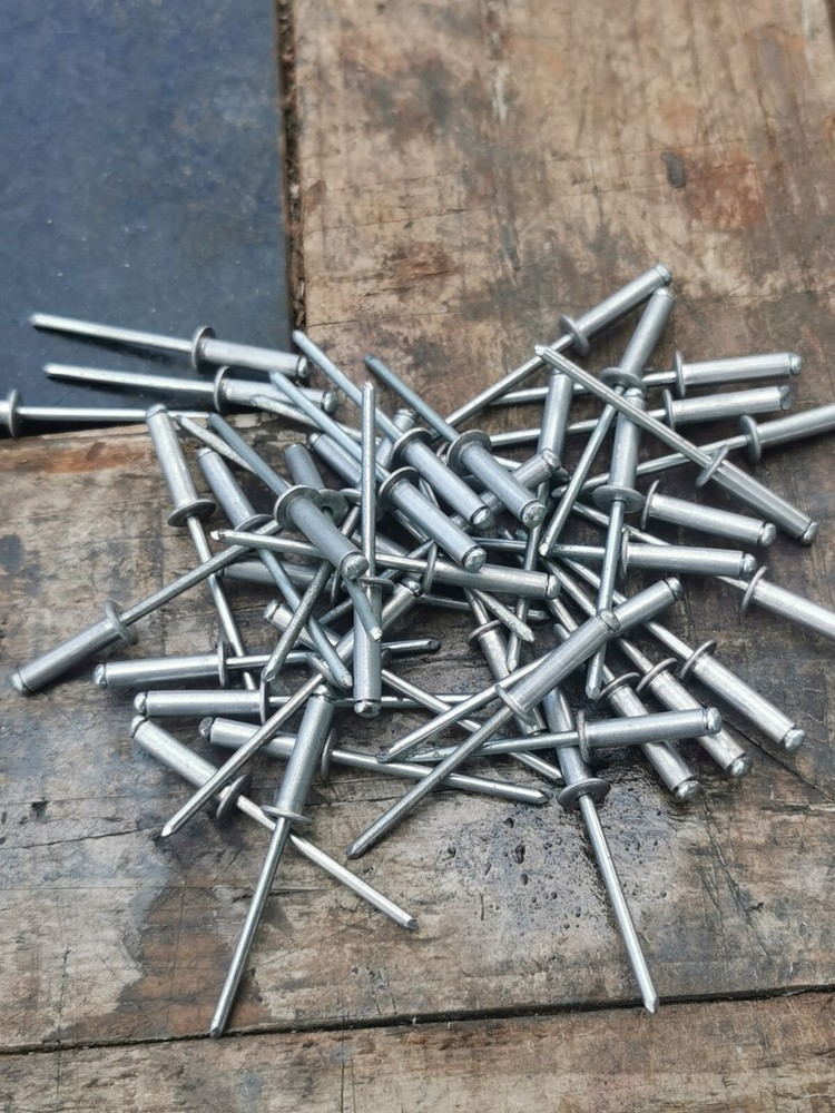 Clap riveter Plus 6 Silent Block InterLocks & 1 Clipper And Rivets Pre-owend