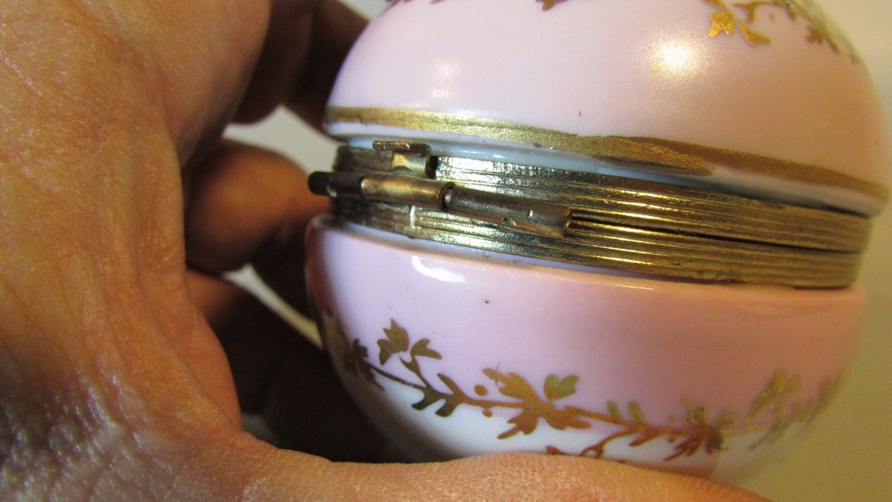Trinket Ring Vanity Box Egg Shape floral flowers - NICE