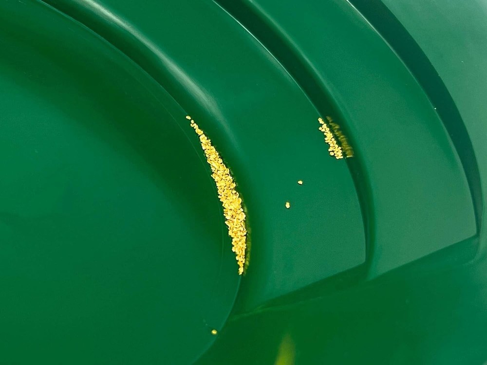 All-in-One Gold Panning Kit: Portable Sluice, Essential Tools & Backpack