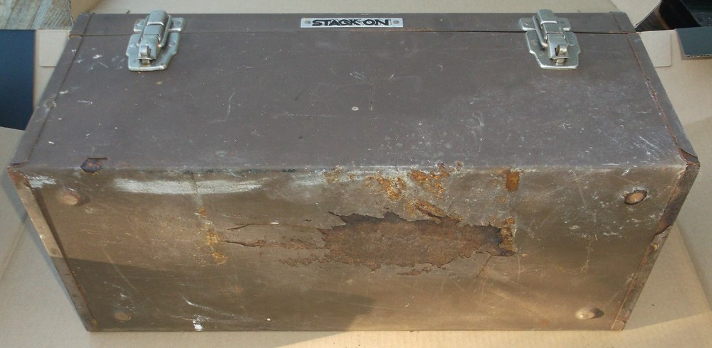 VINTAGE STACK ON METAL TOOLBOX 20" x 9” x 8 1/2” TOOL BOX RUSTY BOX MAN CAVE