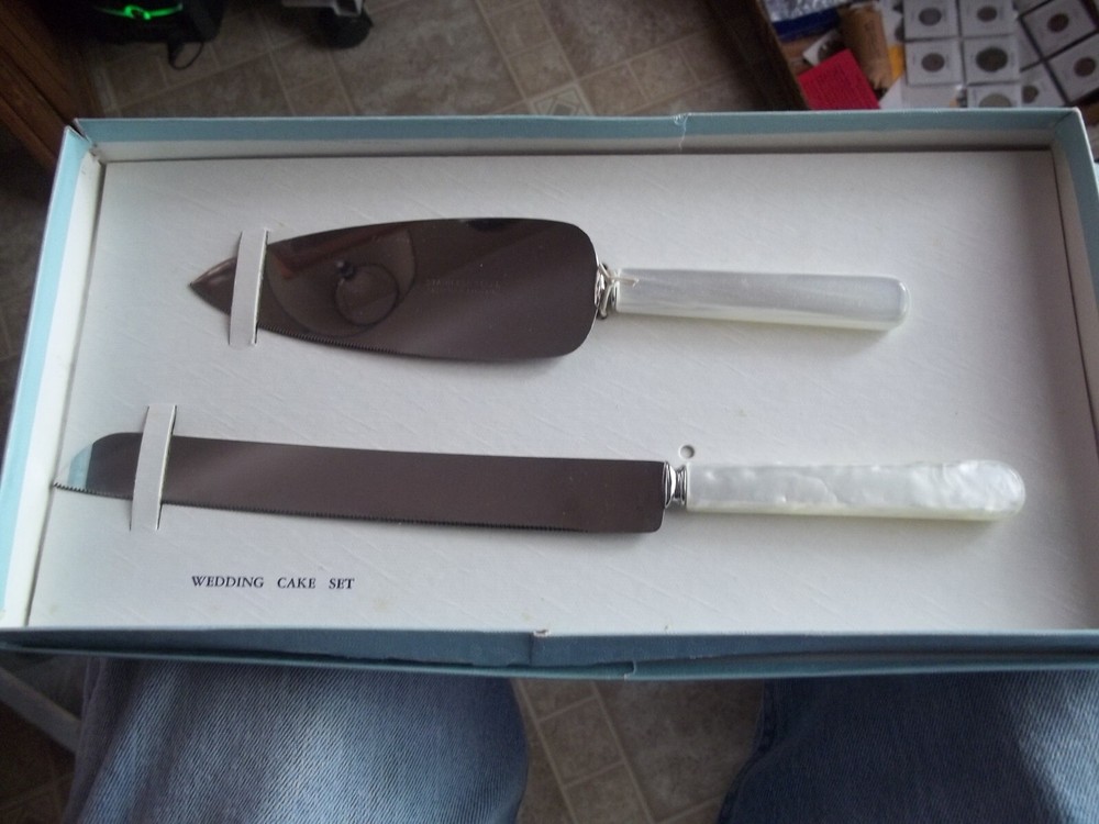 Wedding glasses and cake knife set
