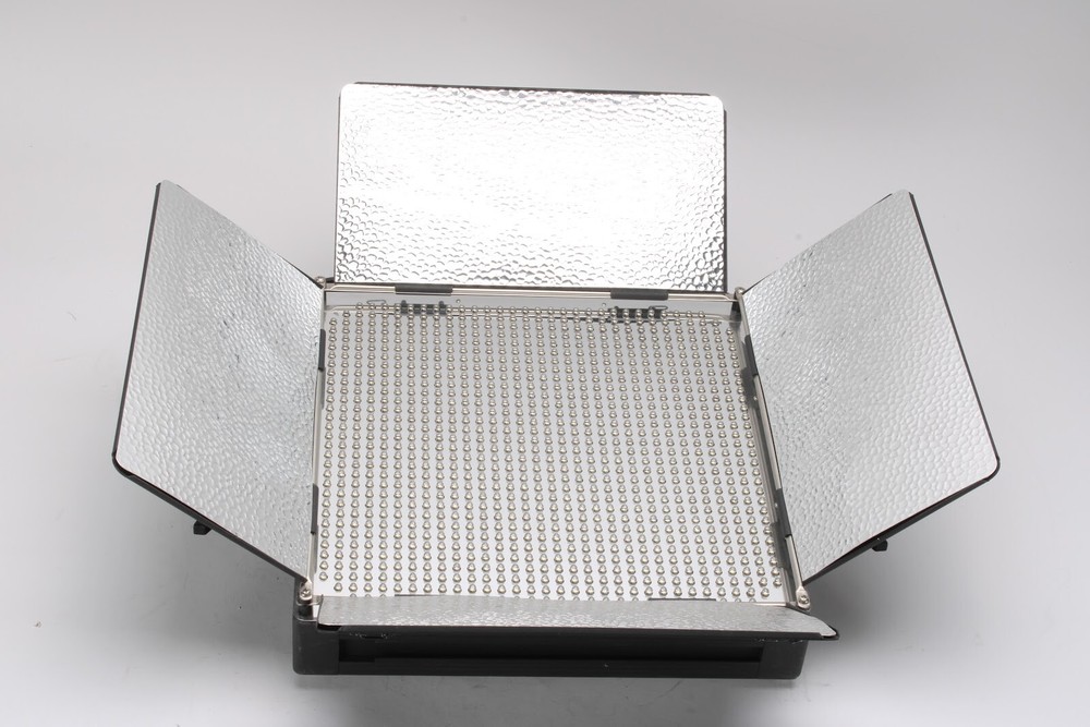 Ikan IDMX 1000 LED Studio Light With Handle Attachment - Fair Condition