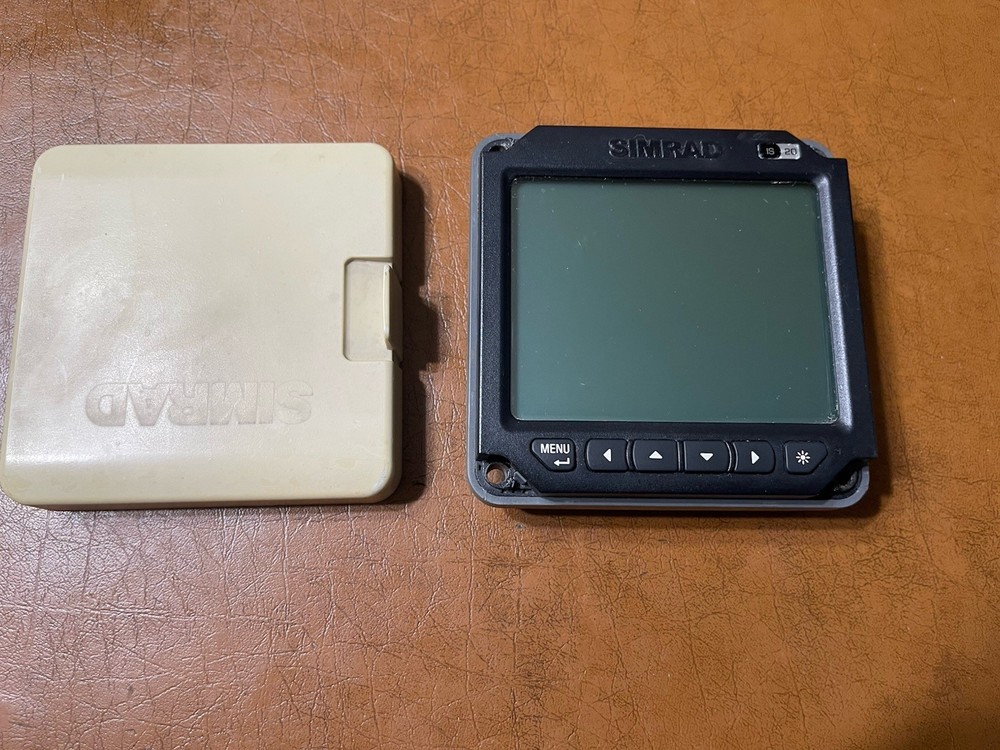 Simrad IS20 Combi   Display with cover