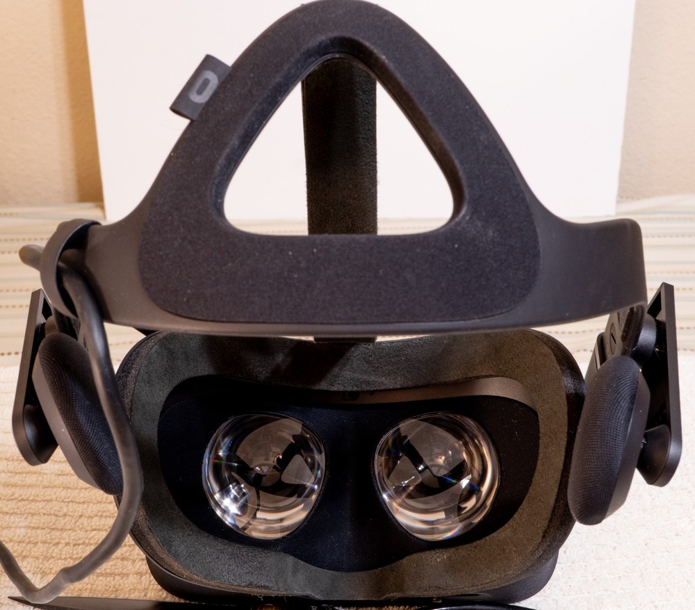 Oculus Rift - Virtual Reality Headset + Touch Controllers & 2x Sensors