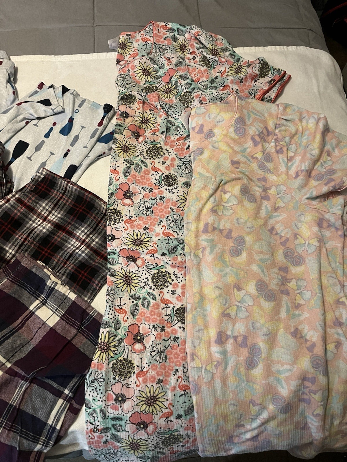 Bundle Of 54 Pieces Of Woman’s 2x-4x Tanks, Tees And Shorts And Capris