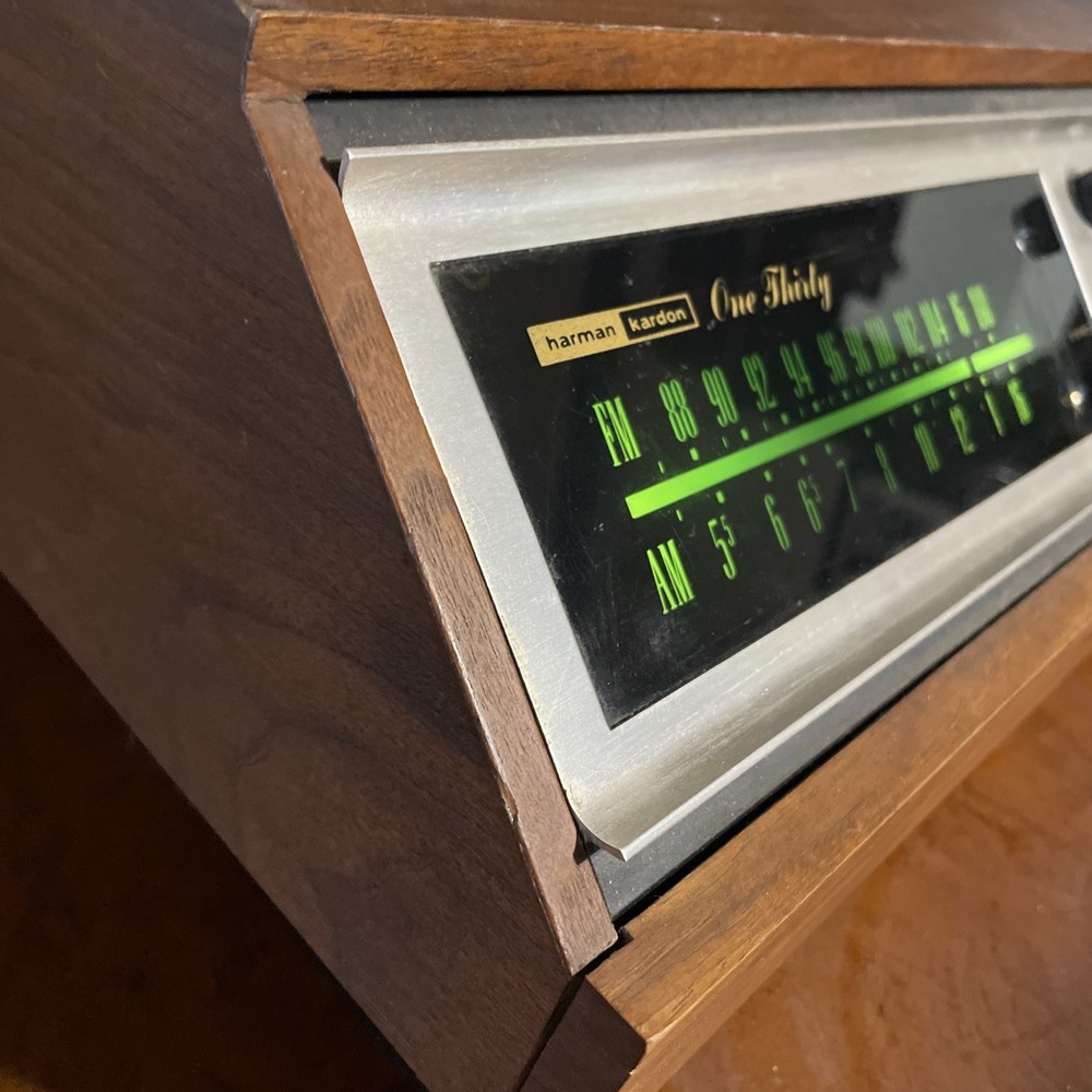 Harman Kardon One Thirty Powers on / Only left channel works