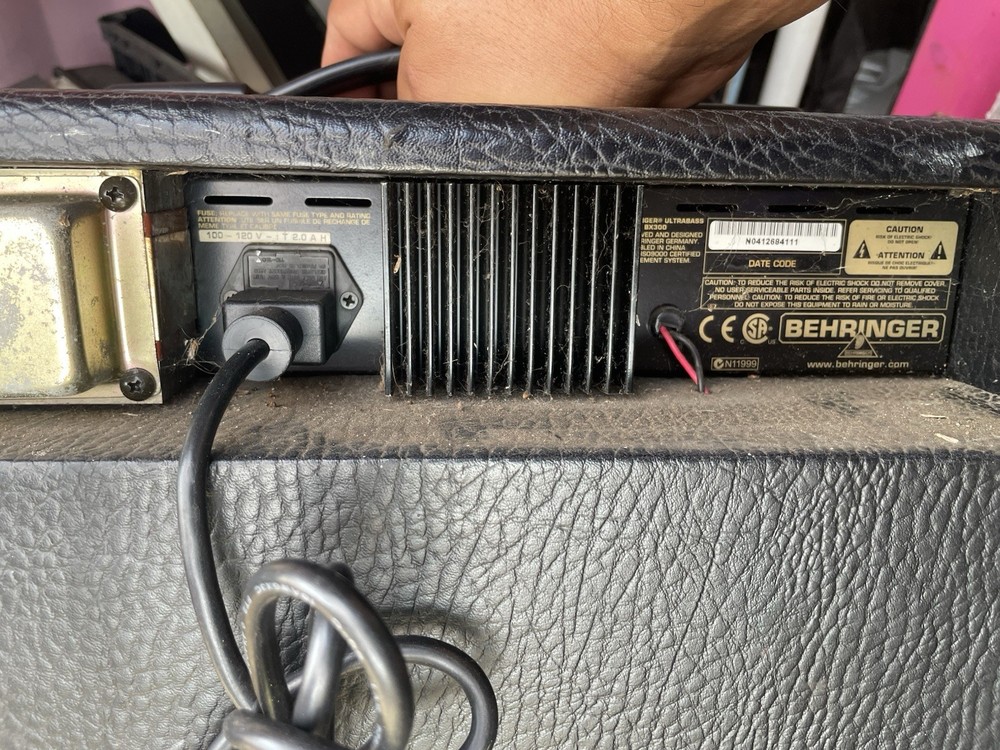 BEHRINGER UltraBass BX300 Bass Amplifier DYNAMIZER Explosive Punch