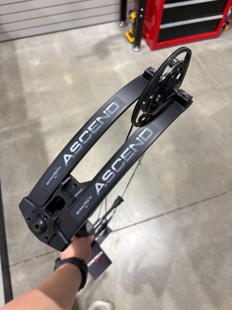 New Bowtech Ascend RH compound bow