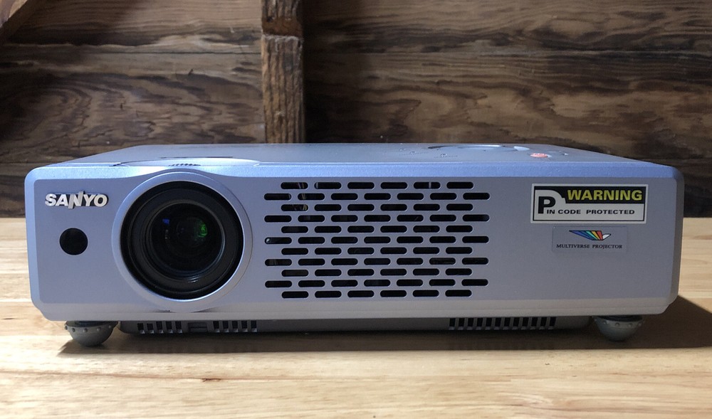Sanyo PLC-XU48 Pro XtraX Multiverse Projector