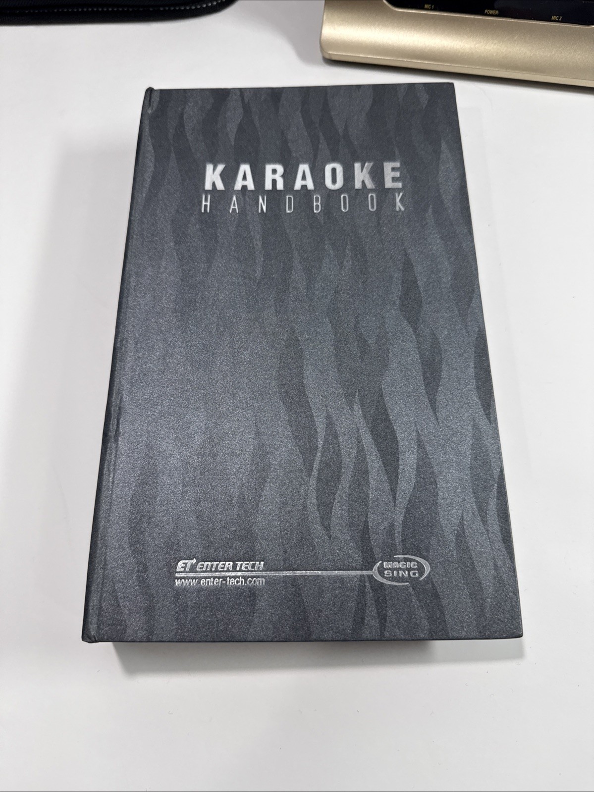 Magic Sing ET18K Karaoke w/2 Wireless Mics, Rom Discs , Dock & HDMI up Scaler