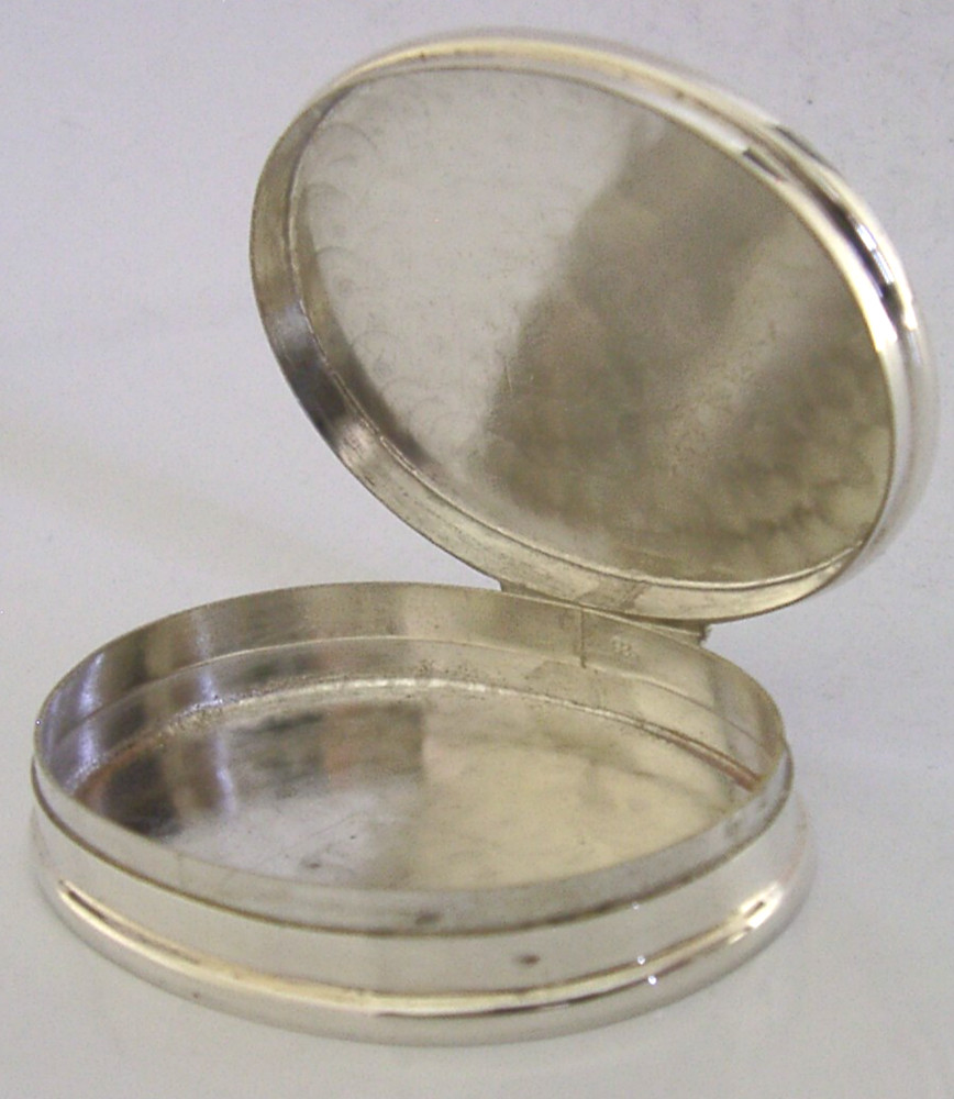 MINT QUALITY ENGLISH SOLID STERLING SILVER BOX 2004 2.25inch