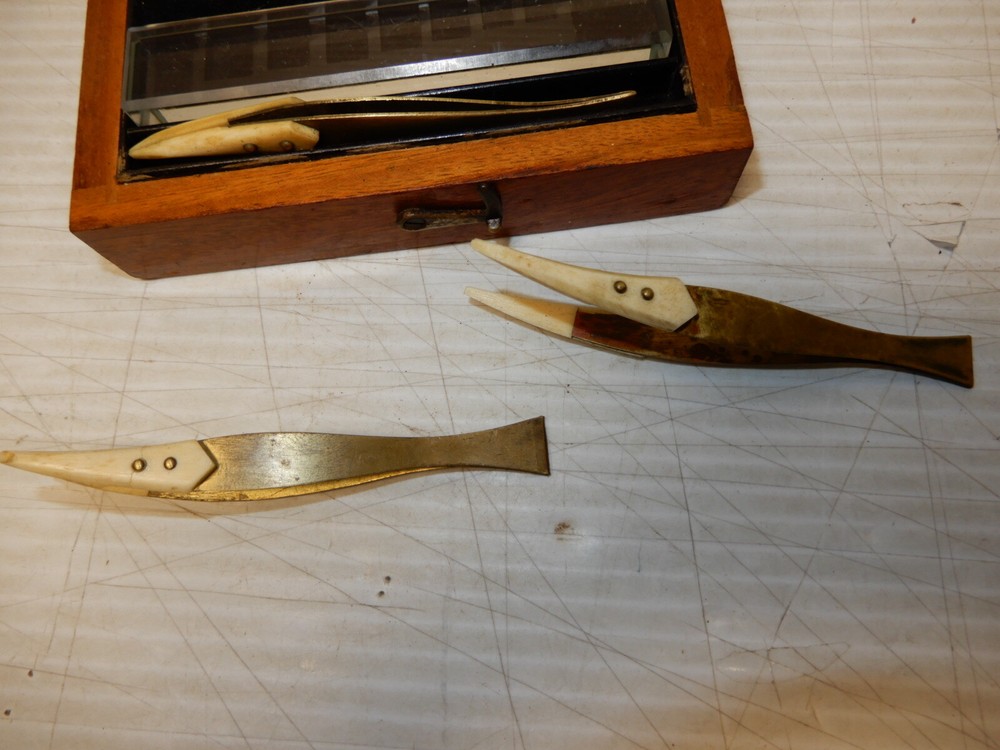 ANTIQUE BOXED SET BRASS WEIGHTS