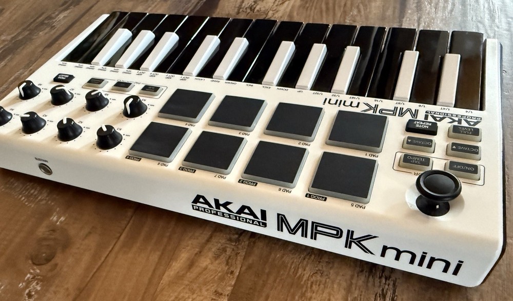 Akai Professional MPK Mini MK III 25-key MIDI Keyboard Controller