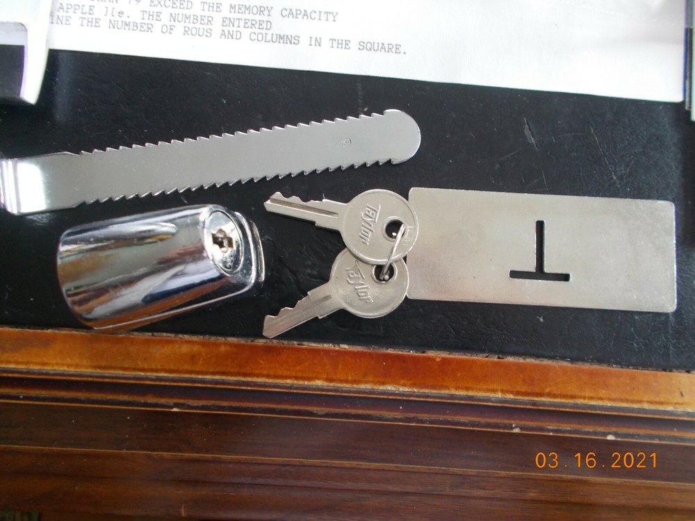 Unused showcase Lock with 2 Keys, no packaging