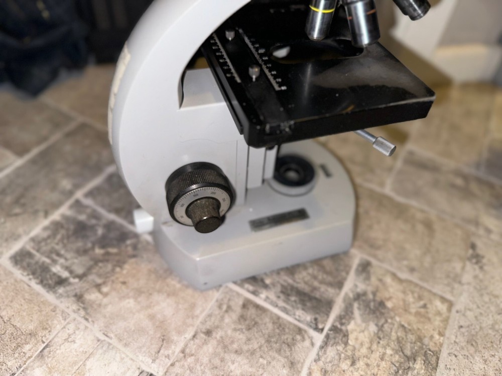 Zeiss Universal Microscope 47 30 15 with objectives