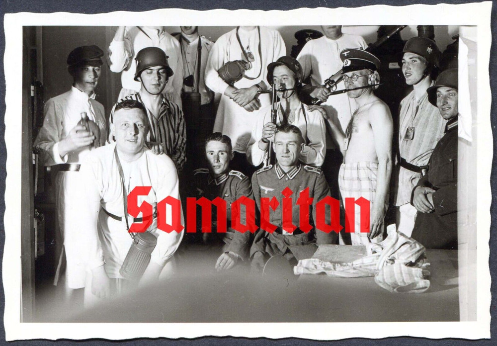 I9/8 EARLY WW2 ORIGINAL PHOTO OF GERMAN WEHRMACHT SOLDIERS HAVING FUN