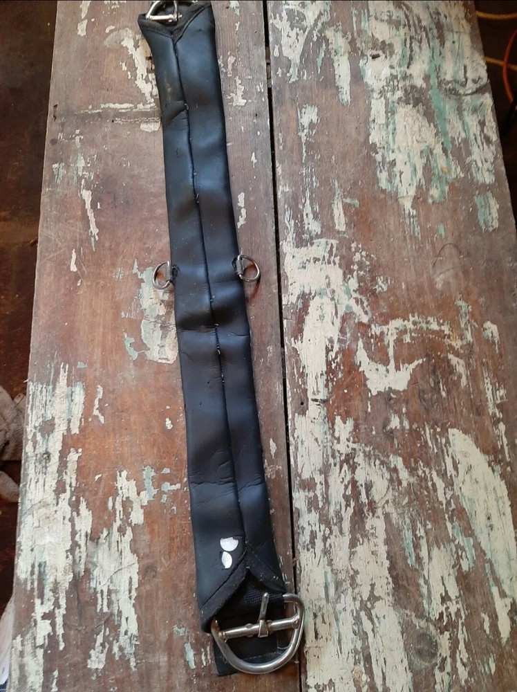 Black rubber cushioned girth strap