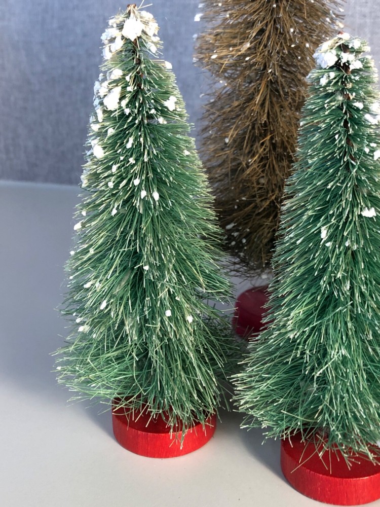 8-Putz ? Christmas trees red base, 1 pink tree(278)