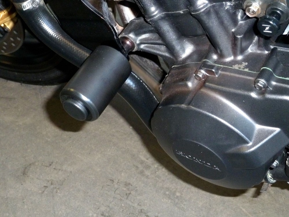 HONDA CBF600 - SA 2004-2006 CRASH PROTECTION PUCKS KNOBS ENGINE SLIDERS R8D5