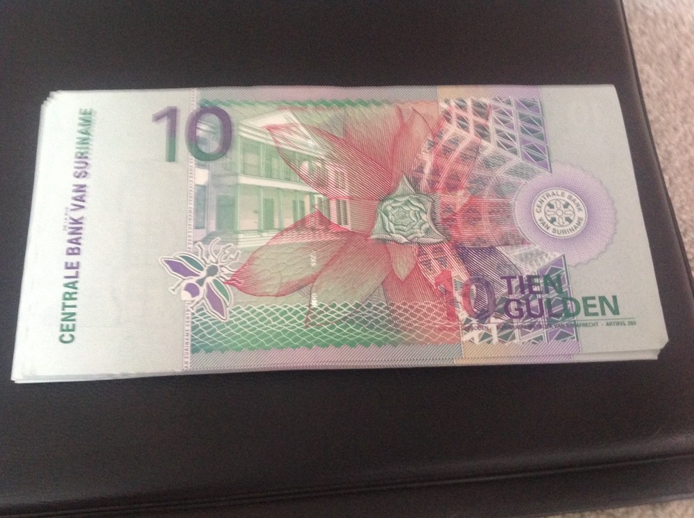 Suriname 10 gulden banknote UNC