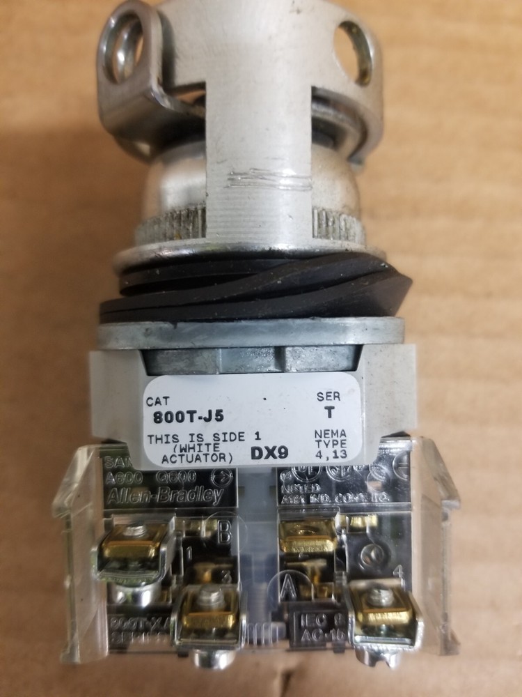 Allen Bradley 800T-J5-DX9 Two Position Selector Switch Lockable