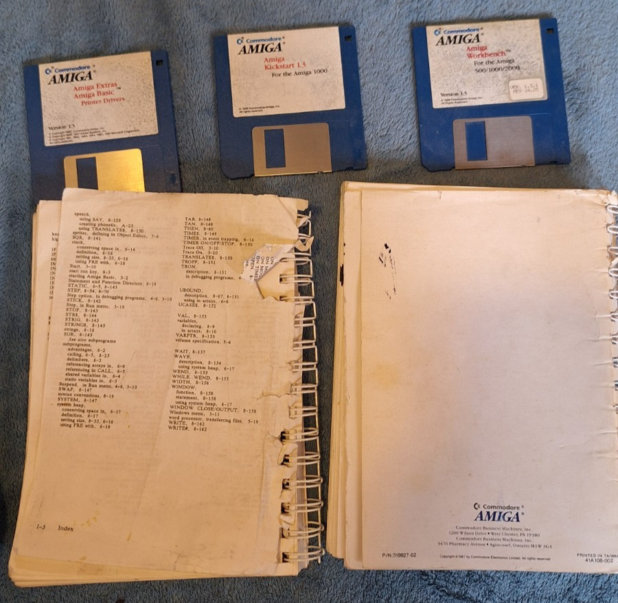 Commodore Amiga Workbench 1.3 & Amiga 2000 Introduction Manual Guide Amiga Basic